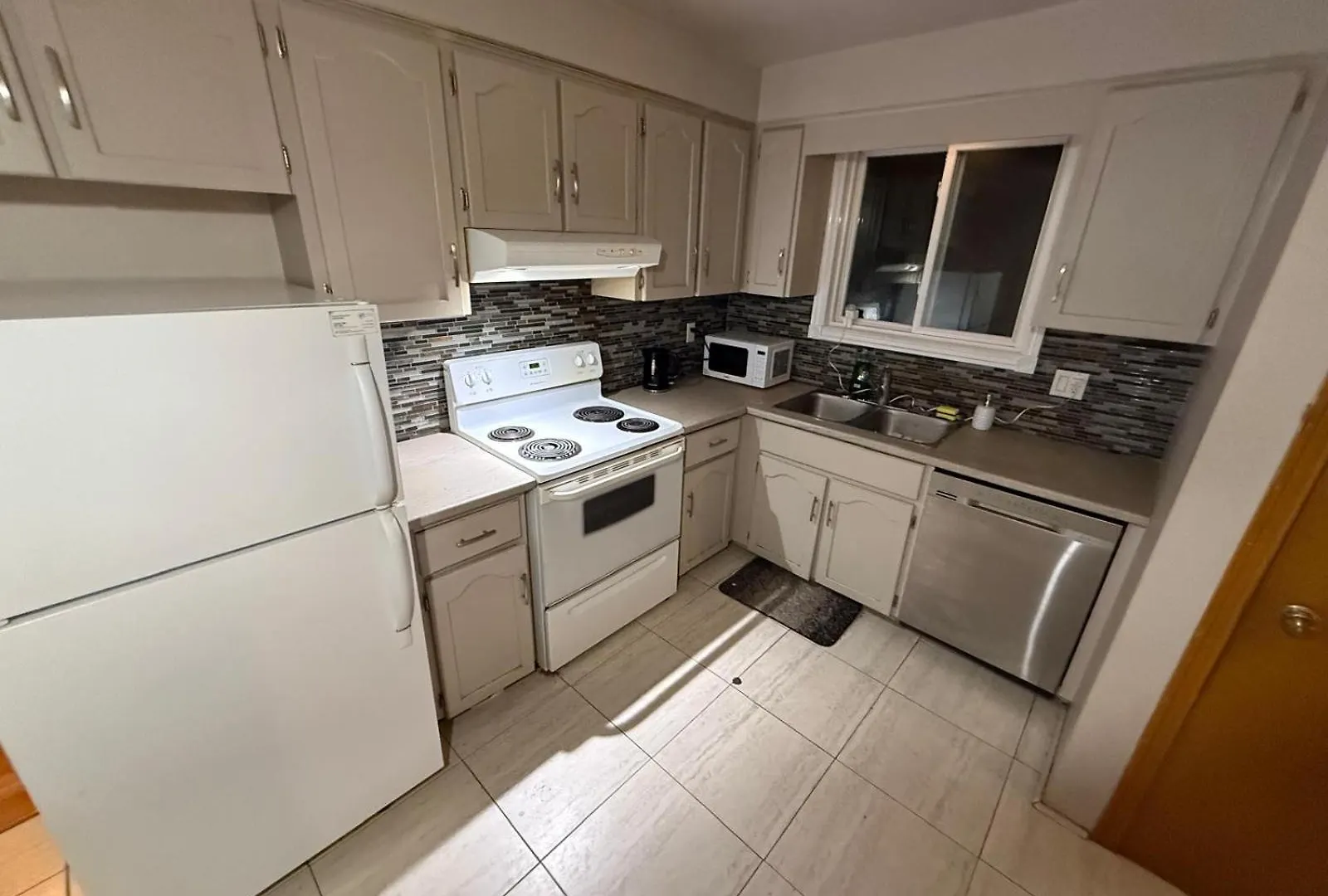 Homestay Free Stay At Kitchener-Just Taxes And Fee-Near Conestoga College-Downtown Canada